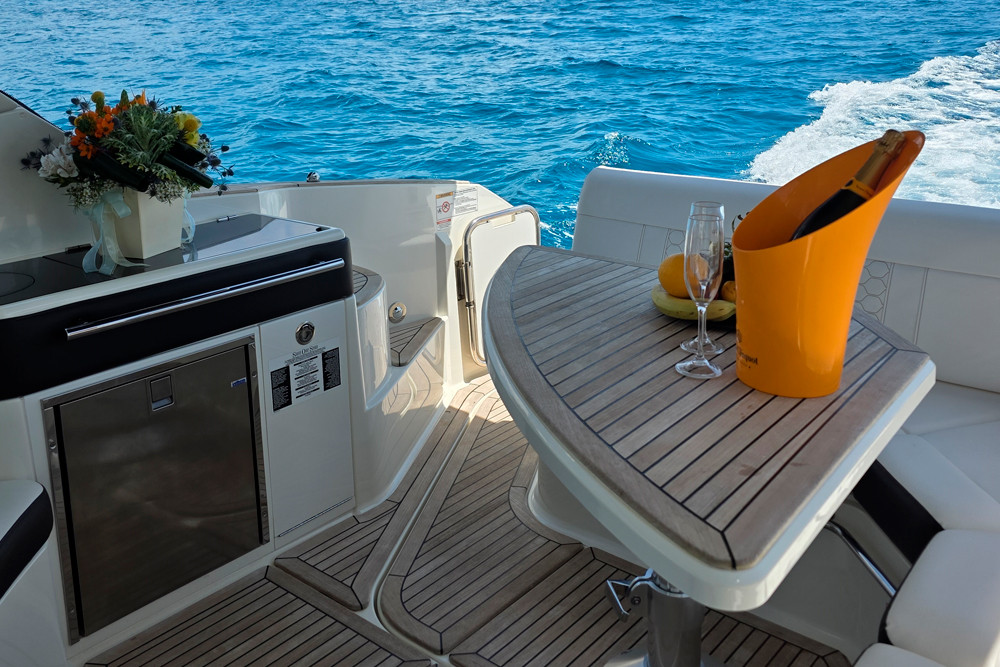 Sea Ray 320 photo 4